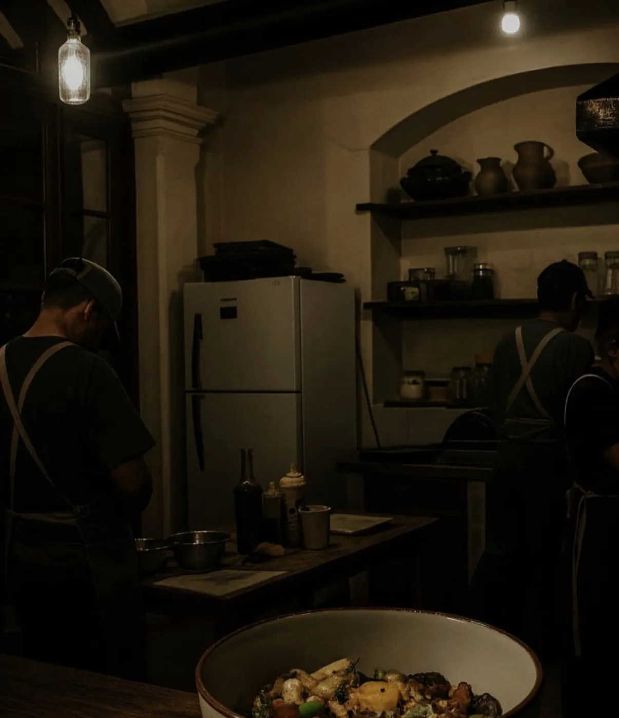 La cocina de Tierra de noche, con cocineros trabajando